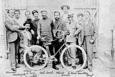 El ciclista de carreras Jiel-Laval con su bicicleta Clement, 2º en la carrera París-Brest, 1891